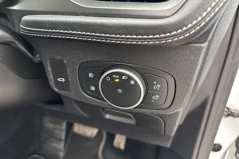 MX68USU Ford Focus 2.0 EcoBlue Vignale Auto Euro 6 (s/s) 5dr Thumbnail #34