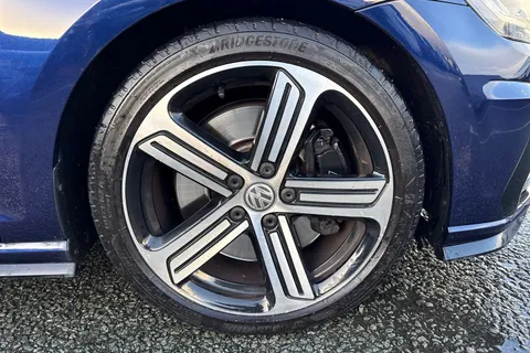 YT18HTU Volkswagen Golf 2.0 TSI 310 R 5dr 4MOTION DSG ⭐Panoramic sunroof, Climate windscreen⭐ Thumbnail #10