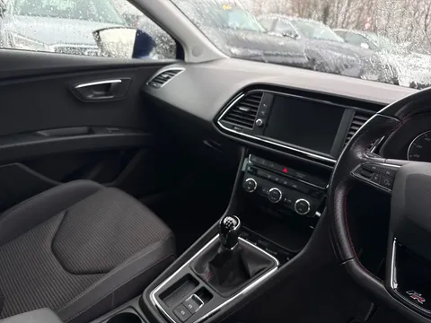 ML68YLM SEAT Leon 1.5 TSI EVO FR [EZ] 5dr **1 PRIVATE OWNER** Thumbnail #16