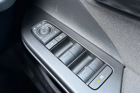 DN75JLX Toyota C-Hr 1.8 Hybrid Design 5dr CVT Thumbnail #39