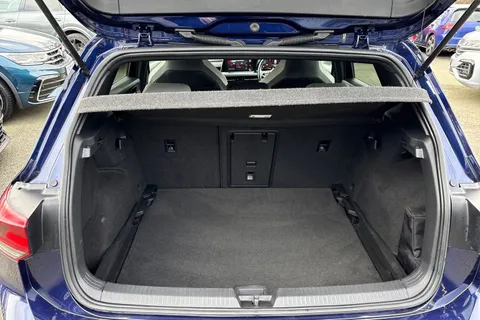 YK21DOF Volkswagen Golf 8 R-Line 1.5 eTSI 150PS 7-speed DSG | Heated Seats and Heated Steering Whee Thumbnail #8