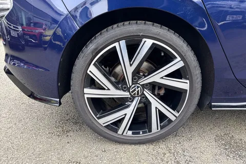 YK21DOF Volkswagen Golf 8 R-Line 1.5 eTSI 150PS 7-speed DSG | Heated Seats and Heated Steering Whee Thumbnail #12