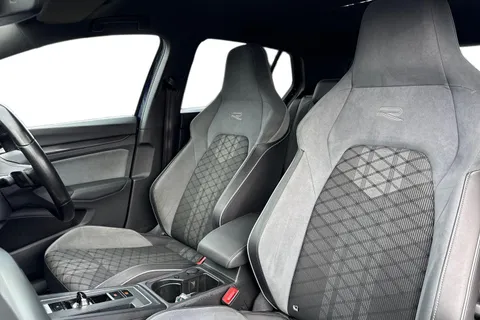 YK21DOF Volkswagen Golf 8 R-Line 1.5 eTSI 150PS 7-speed DSG | Heated Seats and Heated Steering Whee Thumbnail #17