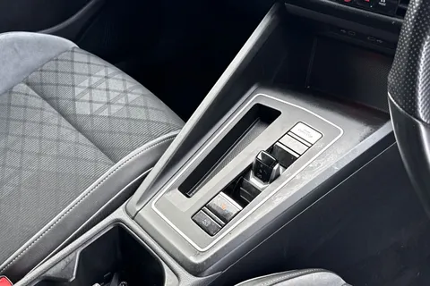 YK21DOF Volkswagen Golf 8 R-Line 1.5 eTSI 150PS 7-speed DSG | Heated Seats and Heated Steering Whee Thumbnail #24