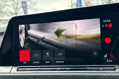 YK21DOF Volkswagen Golf 8 R-Line 1.5 eTSI 150PS 7-speed DSG | Heated Seats and Heated Steering Whee Thumbnail #32