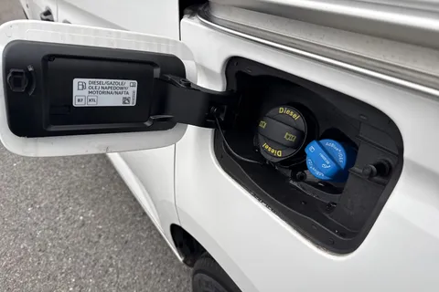 DA25FFG Volkswagen Caddy 2.0 TDI 102PS Commerce Van [Business/Tech Pack] Thumbnail #26