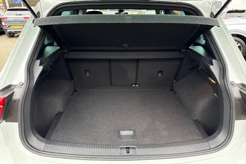 SL21LZJ Volkswagen Tiguan 2.0 TDI R-Line 5dr DSG | Heated Seats | Spare Wheel | Rear Camera Thumbnail #7