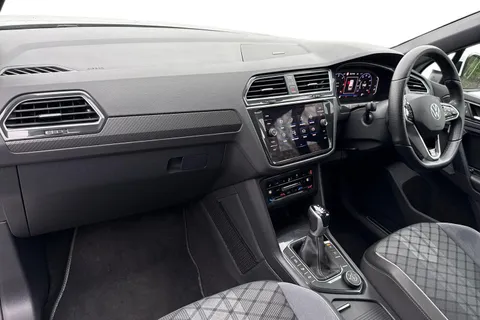 SH72PVO Volkswagen Tiguan 2.0 TDI R-Line DSG 4Motion Euro 6 (s/s) 5dr Thumbnail #16