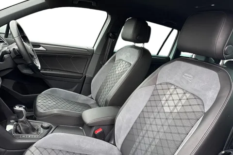 SH72PVO Volkswagen Tiguan 2.0 TDI R-Line DSG 4Motion Euro 6 (s/s) 5dr Thumbnail #17