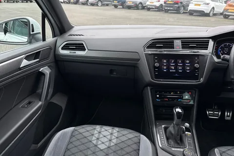 SH72PVO Volkswagen Tiguan 2.0 TDI R-Line DSG 4Motion Euro 6 (s/s) 5dr Thumbnail #21