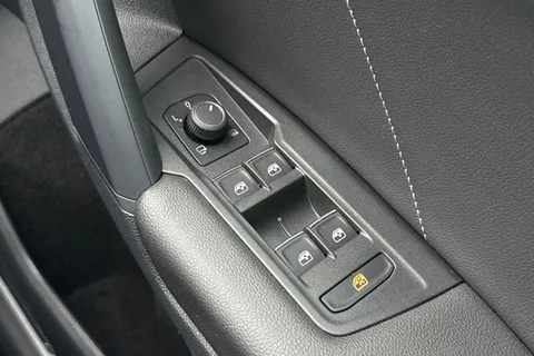 SH72PVO Volkswagen Tiguan 2.0 TDI R-Line DSG 4Motion Euro 6 (s/s) 5dr Thumbnail #22