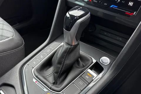 SH72PVO Volkswagen Tiguan 2.0 TDI R-Line DSG 4Motion Euro 6 (s/s) 5dr Thumbnail #24