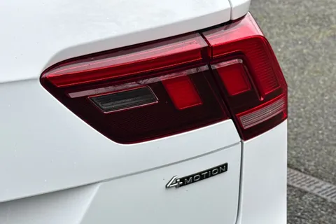 SH72PVO Volkswagen Tiguan 2.0 TDI R-Line DSG 4Motion Euro 6 (s/s) 5dr Thumbnail #33