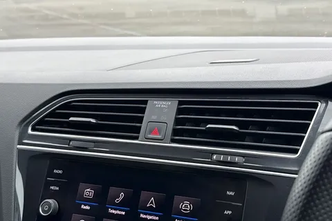 SH72PVO Volkswagen Tiguan 2.0 TDI R-Line DSG 4Motion Euro 6 (s/s) 5dr Thumbnail #43