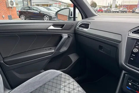 SH72PVO Volkswagen Tiguan 2.0 TDI R-Line DSG 4Motion Euro 6 (s/s) 5dr Thumbnail #44