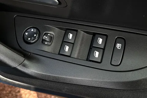 YF72FSZ PEUGEOT 2008 1.2 PureTech Active Premium + Euro 6 (s/s) 5dr Thumbnail #20