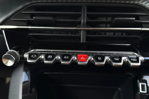 YF72FSZ PEUGEOT 2008 1.2 PureTech Active Premium + Euro 6 (s/s) 5dr Thumbnail #33