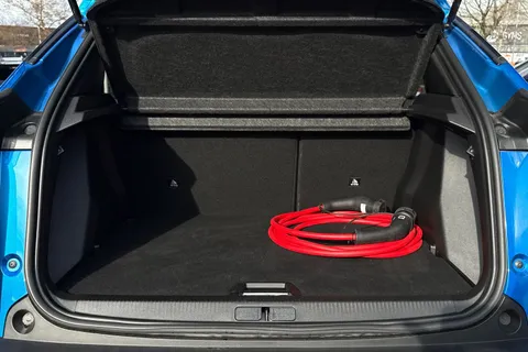 YA24LJE PEUGEOT e-2008 50kWh Allure Auto 5dr (7kW Charger) Thumbnail #6