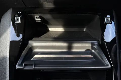 YA24LJE PEUGEOT e-2008 50kWh Allure Auto 5dr (7kW Charger) Thumbnail #32