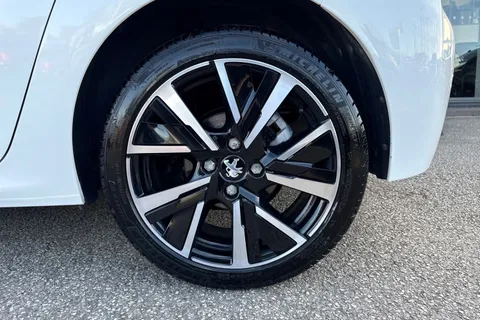 12 of 50 for PEUGEOT 208 1.2 PureTech Allure Euro 6 (s/s) 5dr