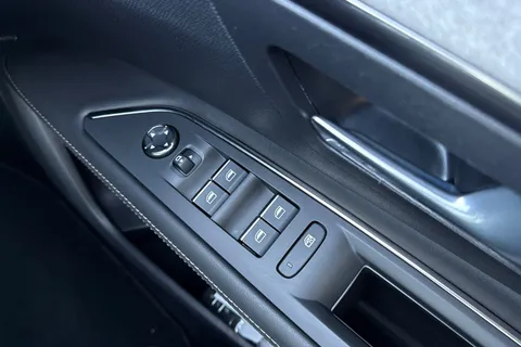 42 of 66 for PEUGEOT 3008 1.6 13.2kWh GT e-EAT Euro 6 (s/s) 5dr