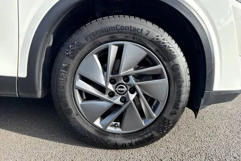 FY73VHV Nissan Qashqai 1.3 DIG-T MHEV Acenta Premium XTRON Euro 6 (s/s) 5dr Thumbnail #10