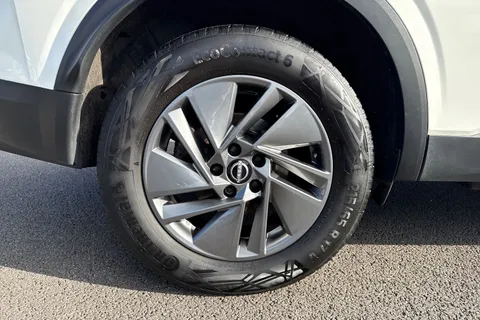 FY73VHV Nissan Qashqai 1.3 DIG-T MHEV Acenta Premium XTRON Euro 6 (s/s) 5dr Thumbnail #11
