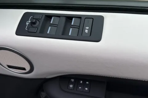 26 of 51 for Land Rover Discovery 3.0 D300 Metropolitan Edition 5dr