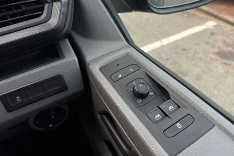 GL73BFK Volkswagen Transporter Shuttle 2.0 TDI 150PS SE Minibus 9 Seats Thumbnail #21