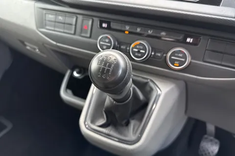 GL73BFK Volkswagen Transporter Shuttle 2.0 TDI 150PS SE Minibus 9 Seats Thumbnail #23