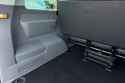 GL73BFK Volkswagen Transporter Shuttle 2.0 TDI 150PS SE Minibus 9 Seats Thumbnail #32