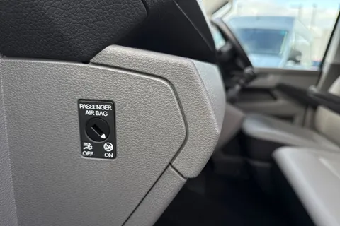 GL73BFK Volkswagen Transporter Shuttle 2.0 TDI 150PS SE Minibus 9 Seats Thumbnail #40