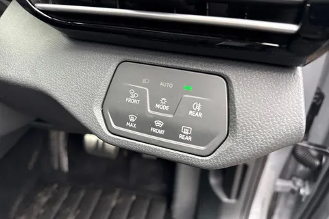 Volkswagen ID.4 Pro 77kWh Black Edition Auto 5dr Thumbnail #32