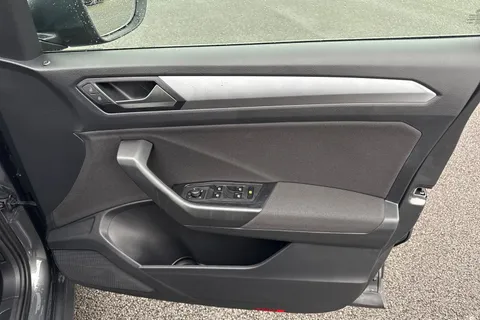 MD72BZV Volkswagen T-Roc 1.5 TSI Life DSG Euro 6 (s/s) 5dr Thumbnail #22