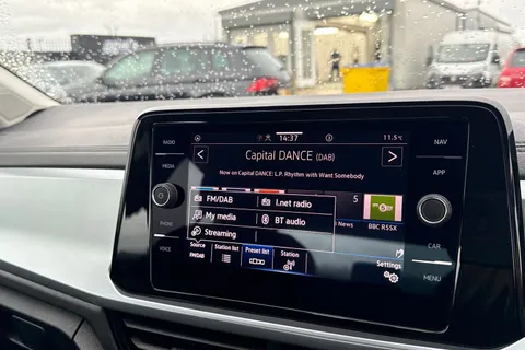 MD72BZV Volkswagen T-Roc 1.5 TSI Life DSG Euro 6 (s/s) 5dr Thumbnail #45