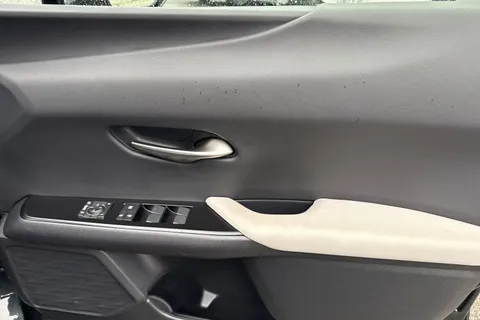 KP23VZJ Lexus Ux 2.0 250h F Sport Design E-CVT Euro 6 (s/s) 5dr Thumbnail #22