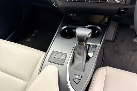 KP23VZJ Lexus Ux 2.0 250h F Sport Design E-CVT Euro 6 (s/s) 5dr Thumbnail #24
