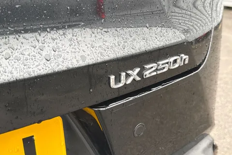 KP23VZJ Lexus Ux 2.0 250h F Sport Design E-CVT Euro 6 (s/s) 5dr Thumbnail #31