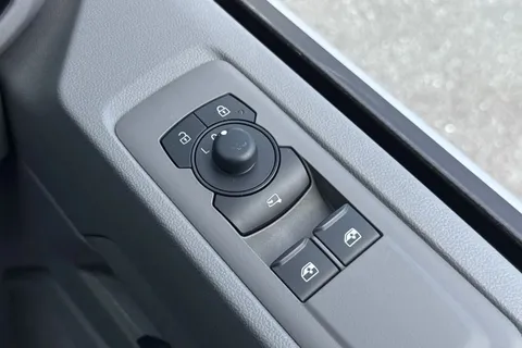 DF25FVY Volkswagen Transporter 2.0 TDI 110 Commerce Pro Van Thumbnail #34