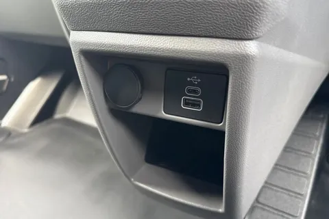 DF25FVY Volkswagen Transporter 2.0 TDI 110 Commerce Pro Van Thumbnail #38