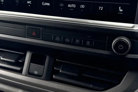 DF25FVY Volkswagen Transporter 2.0 TDI 110 Commerce Pro Van Thumbnail #40