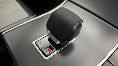 KT73HYW Land Rover Range Rover Velar 2.0 D200 Dynamic SE 5dr Thumbnail #14