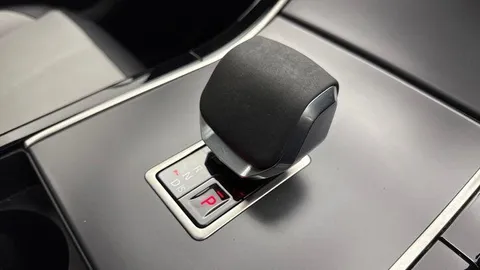 KT73HYW Land Rover Range Rover Velar 2.0 D200 Dynamic SE 5dr Thumbnail #17