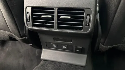 KT73HYW Land Rover Range Rover Velar 2.0 D200 Dynamic SE 5dr Thumbnail #19