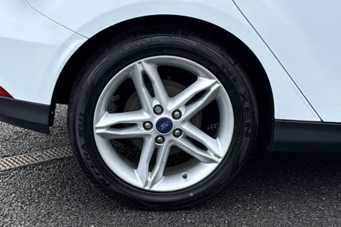 WT17ZHZ Ford Focus 1.0T EcoBoost Titanium Euro 6 (s/s) 5dr Thumbnail #12