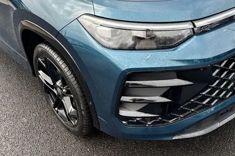 MV75UKX Volkswagen Tayron 1.5 TSI eHybrid 272 R-Line 5dr DSG **BLACK STYLE PACK, COMFORT PACK** Thumbnail #9