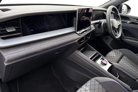 MV75UKX Volkswagen Tayron 1.5 TSI eHybrid 272 R-Line 5dr DSG **BLACK STYLE PACK, COMFORT PACK** Thumbnail #15
