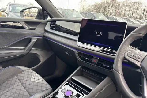 MV75UKX Volkswagen Tayron 1.5 TSI eHybrid 272 R-Line 5dr DSG **BLACK STYLE PACK, COMFORT PACK** Thumbnail #20