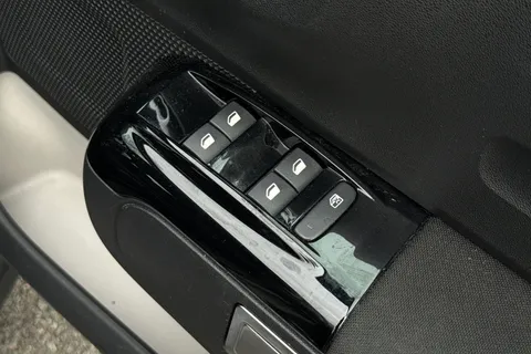 MC22TKU Citroën C3 1.2 PureTech Shine EAT6 Euro 6 (s/s) 5dr Thumbnail #24