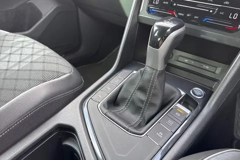 MC73LZD Volkswagen Tiguan 1.5 TSI 150 R-Line Edition 5dr DSG**VAT QUALIFYING** Thumbnail #40